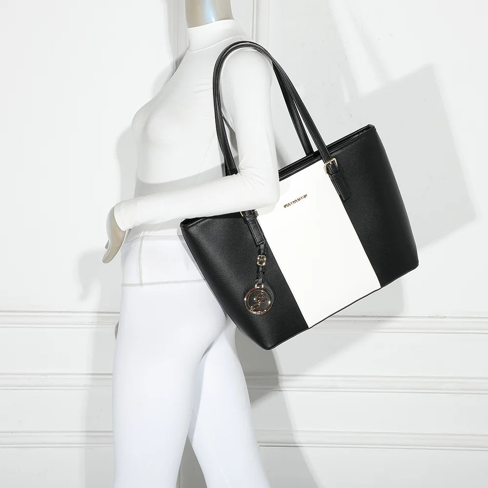 Sac cabas femme Déjà-vu noir/blanc porté à l'épaule sur un mannequin, pour juger de sa taille – réf. G-9227-9