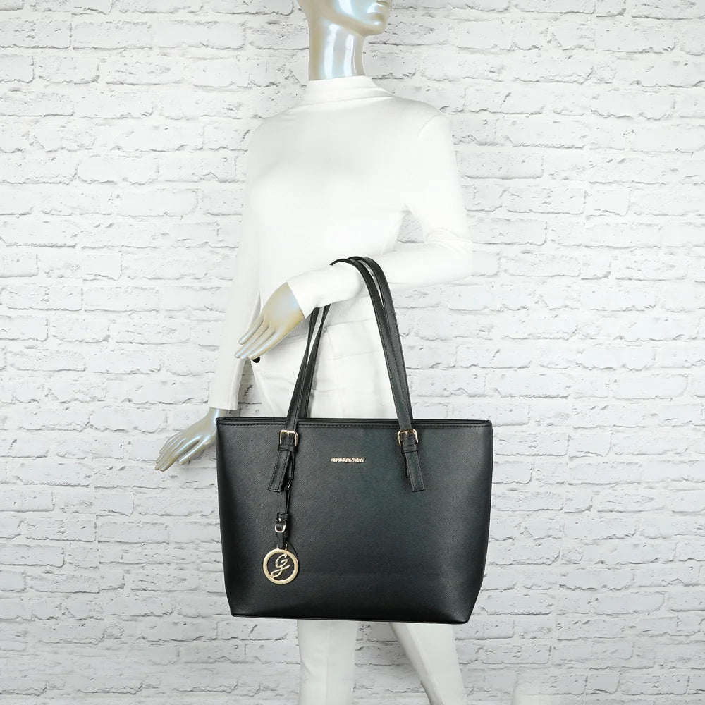 Sac cabas femme Déjà-vu noir porté à l'épaule sur un mannequin, pour juger de sa taille – réf. G-9227-9