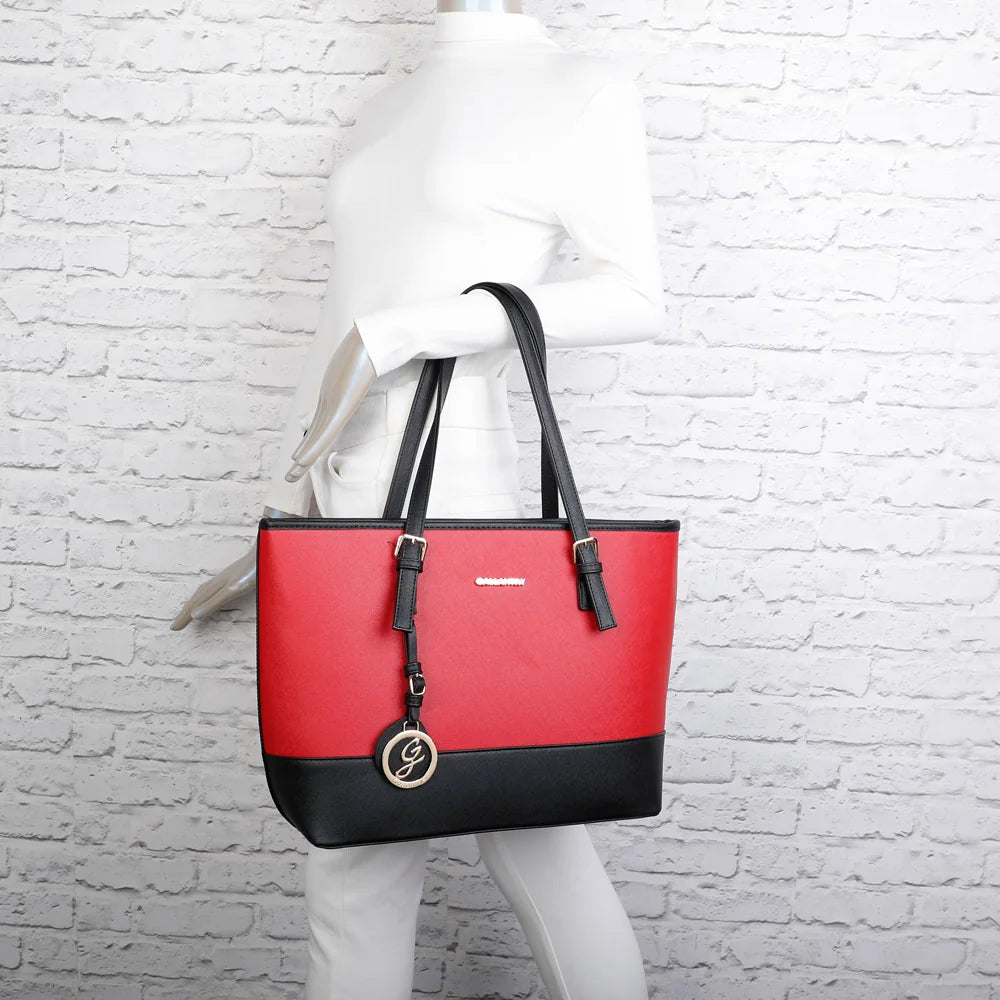 Sac cabas femme Déjà-vu rouge porté à l'épaule sur un mannequin, pour juger de sa taille – réf. G-9227-9