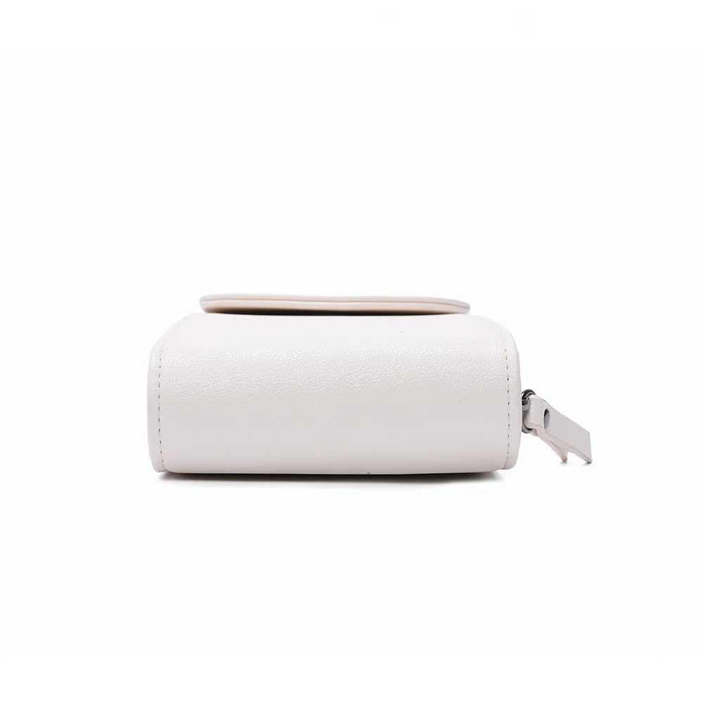 Dessous du Délicate beige, format compact de 11 × 4 cm en simili cuir vegan – réf. L-86011