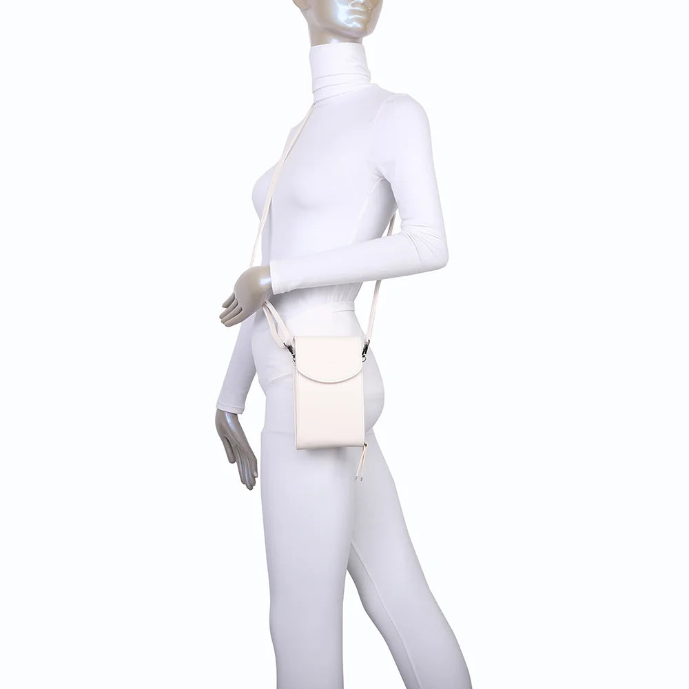 Délicate beige porté en bandoulière croisée par une femme, mains libres et silhouette légère – réf. L-86011