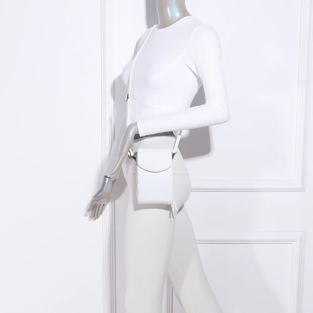 Délicate blanc porté en bandoulière croisée par une femme, mains libres et silhouette légère – réf. L-86011