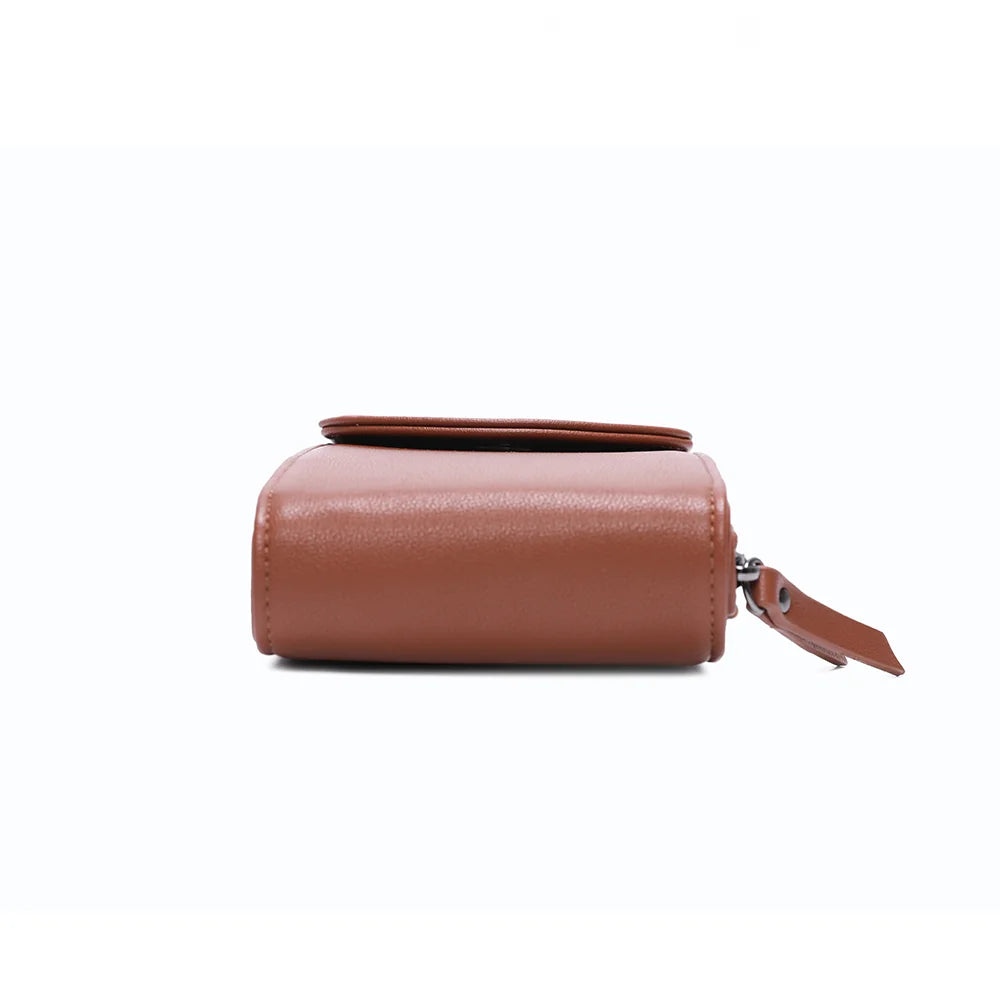 Dessous du Délicate marron, format compact de 11 × 4 cm en simili cuir vegan – réf. L-86011