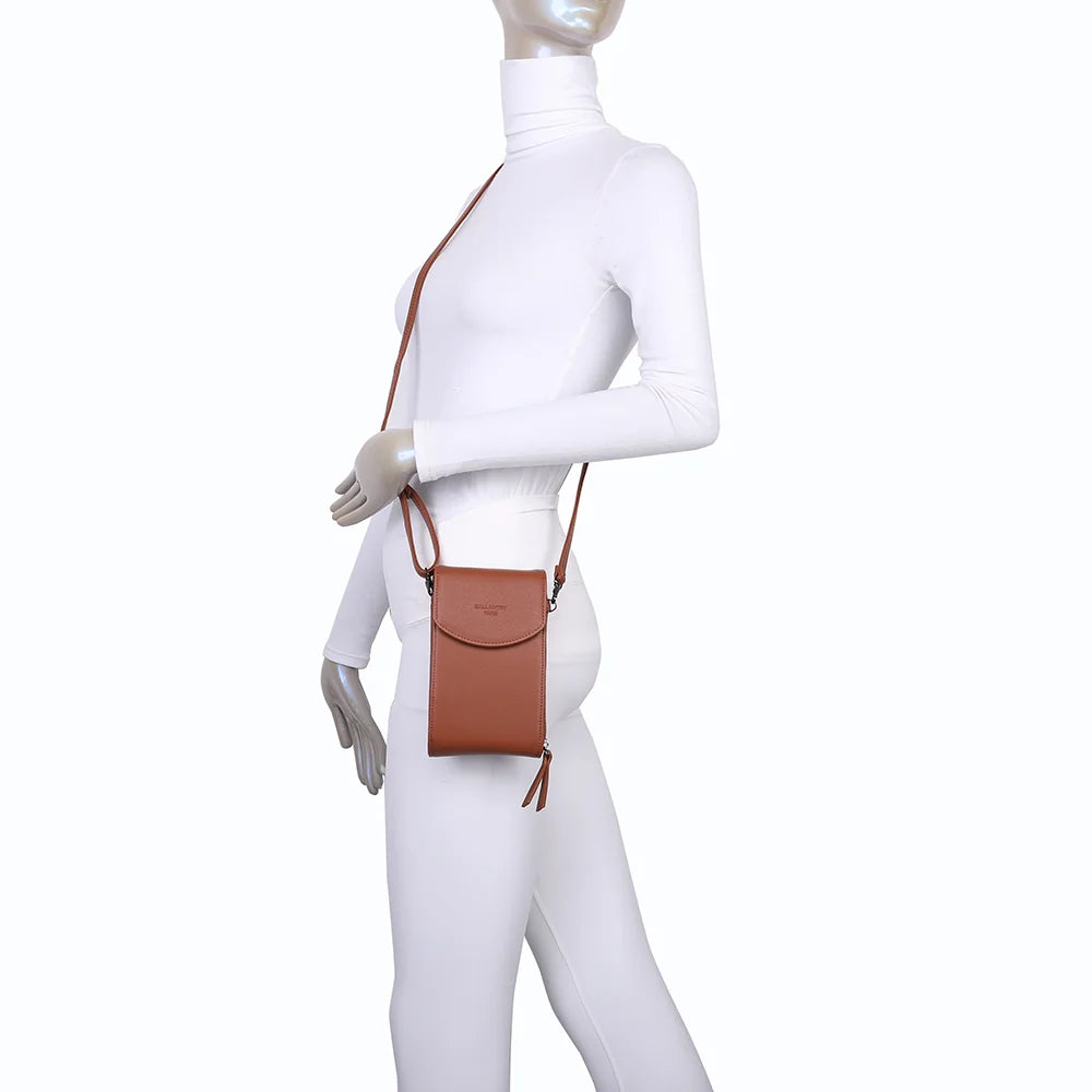 Délicate marron porté en bandoulière croisée par une femme, mains libres et silhouette légère – réf. L-86011