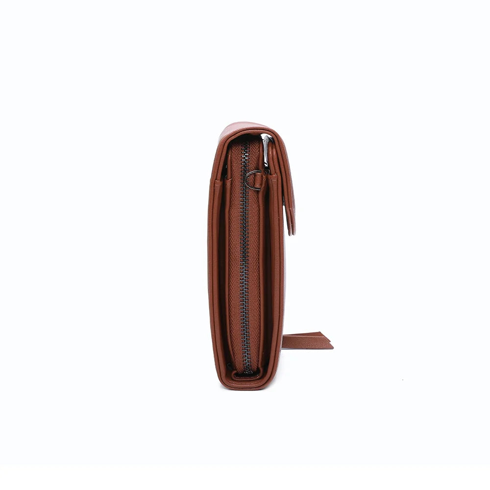 Profil du Délicate marron : 4 cm d’épaisseur seulement, zip latéral et anneau d’attache de la bandoulière – réf. L-86011