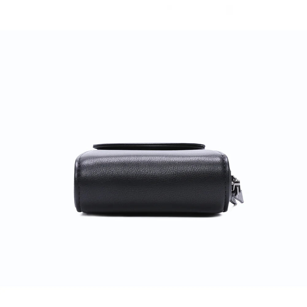 Dessous du Délicate noir, format compact de 11 × 4 cm en simili cuir vegan – réf. L-86011