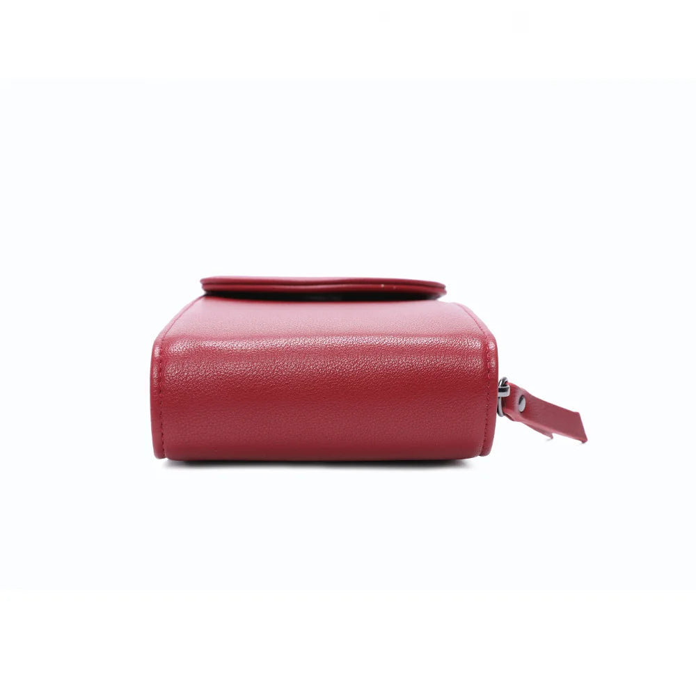 Dessous du Délicate rouge, format compact de 11 × 4 cm en simili cuir vegan – réf. L-86011