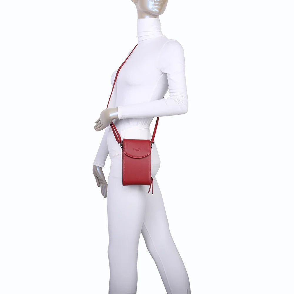 Délicate rouge porté en bandoulière croisée par une femme, mains libres et silhouette légère – réf. L-86011