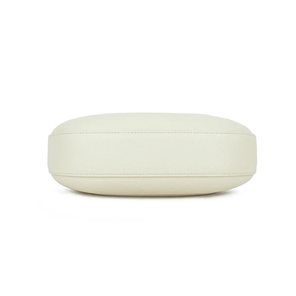 Dessous du Dolce Luna beige, base structurée qui garde la forme demi-lune du sac – réf. HS-43001