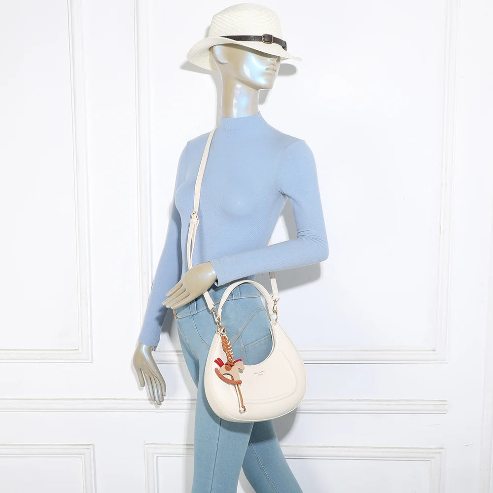 Sac Dolce Luna beige porté par une femme, à l’épaule par sa poignée courte – réf. HS-43001