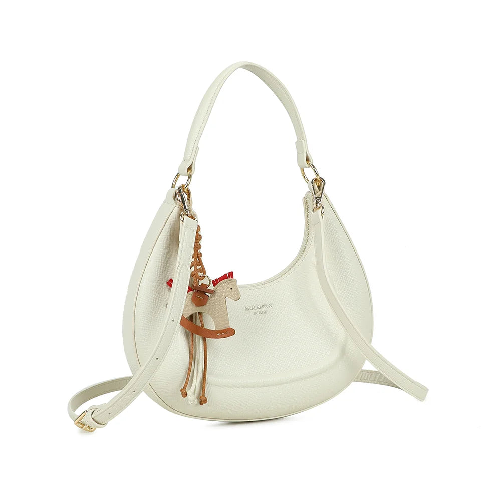 Dolce Luna beige vu de trois quarts : silhouette demi-lune arrondie et poignée courte – réf. HS-43001