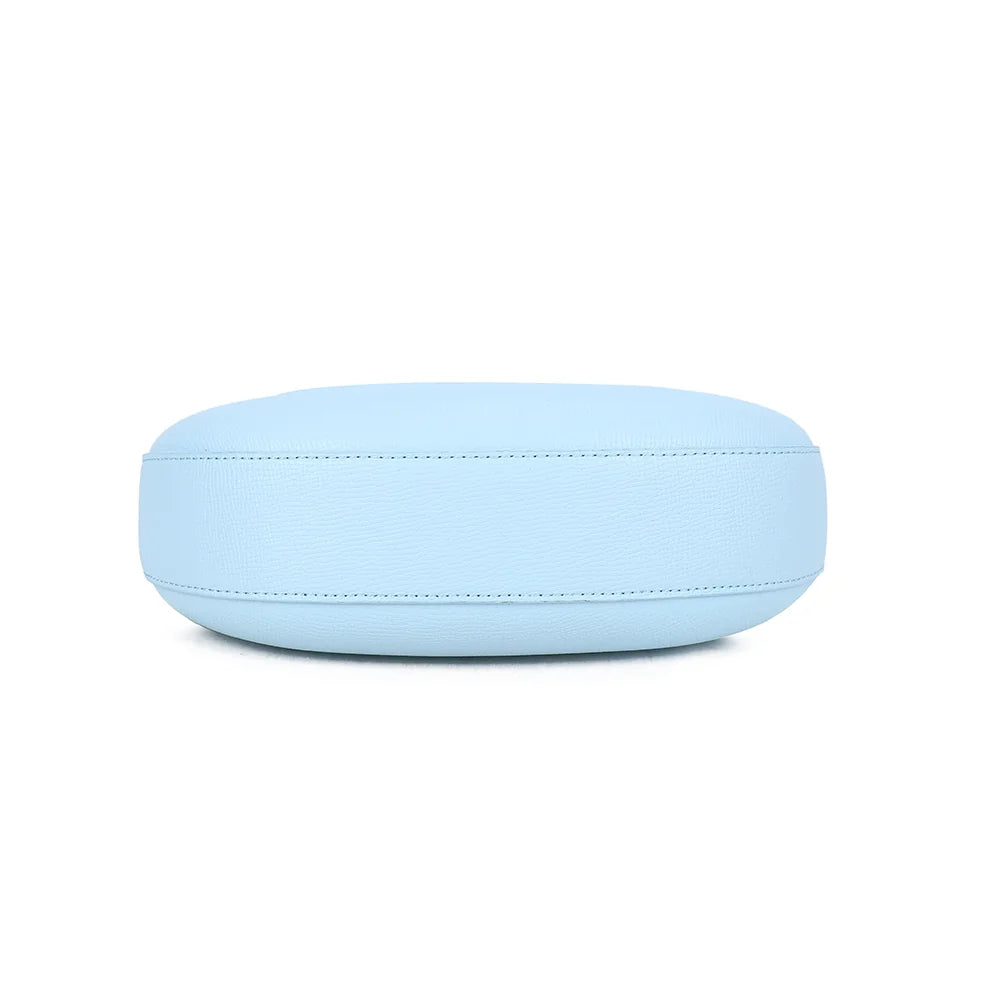 Dessous du Dolce Luna bleu clair, base structurée qui garde la forme demi-lune du sac – réf. HS-43001