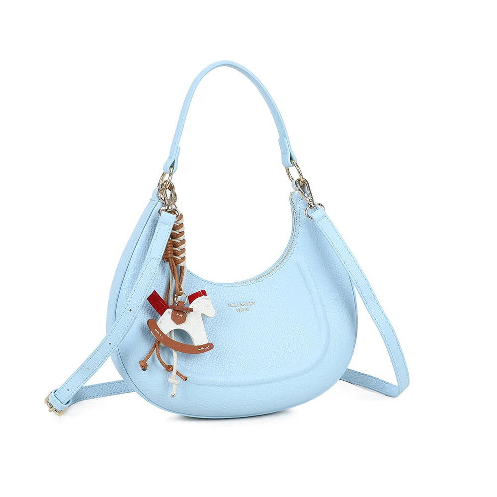 Dolce Luna bleu clair vu de trois quarts : silhouette demi-lune arrondie et poignée courte – réf. HS-43001