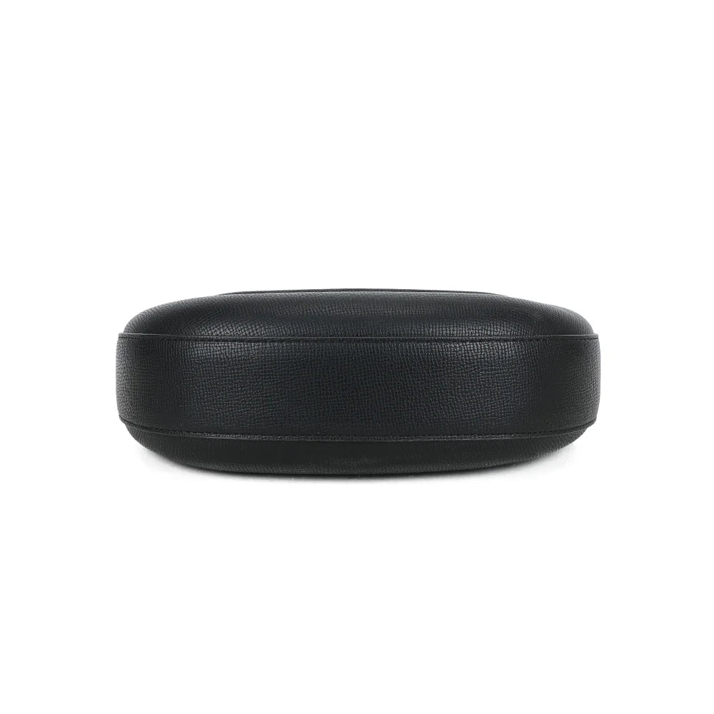 Dessous du Dolce Luna noir, base structurée qui garde la forme demi-lune du sac – réf. HS-43001
