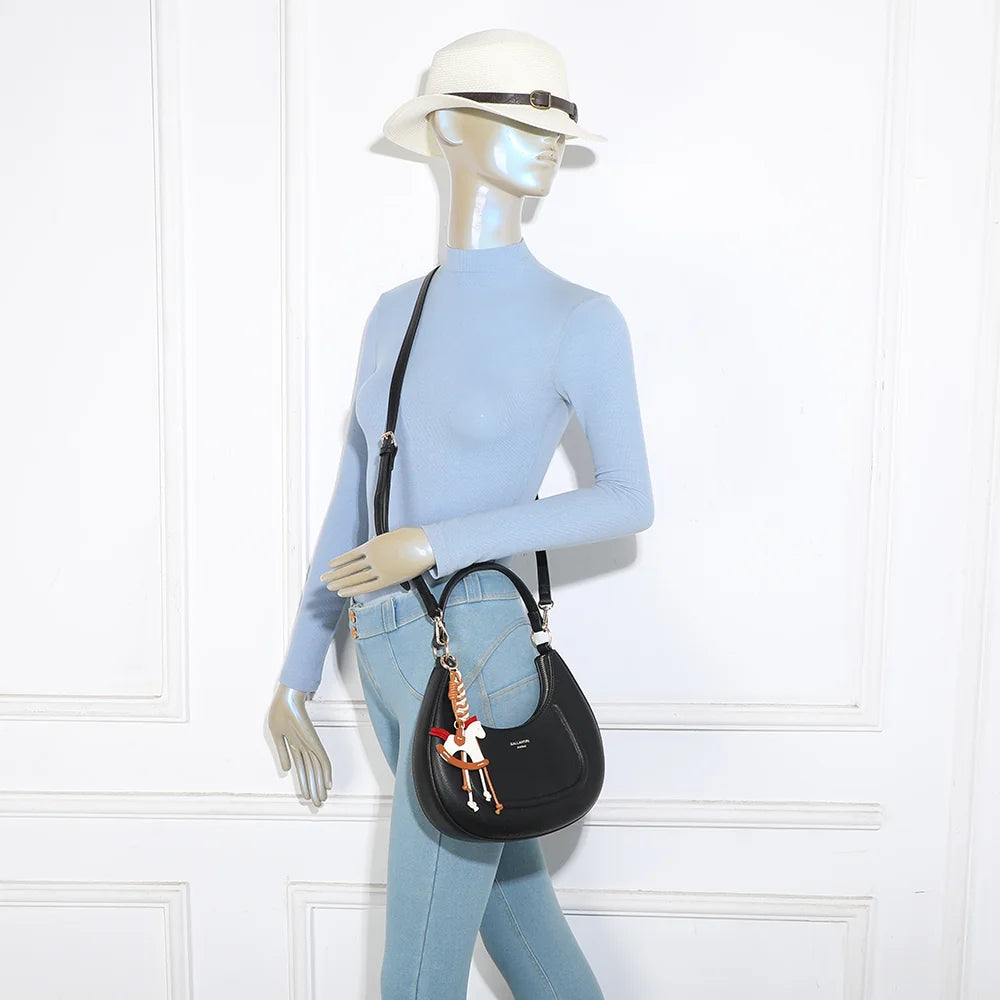 Sac Dolce Luna noir porté par une femme, à l’épaule par sa poignée courte – réf. HS-43001