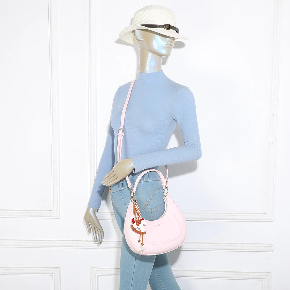 Sac Dolce Luna rose porté par une femme, à l’épaule par sa poignée courte – réf. HS-43001