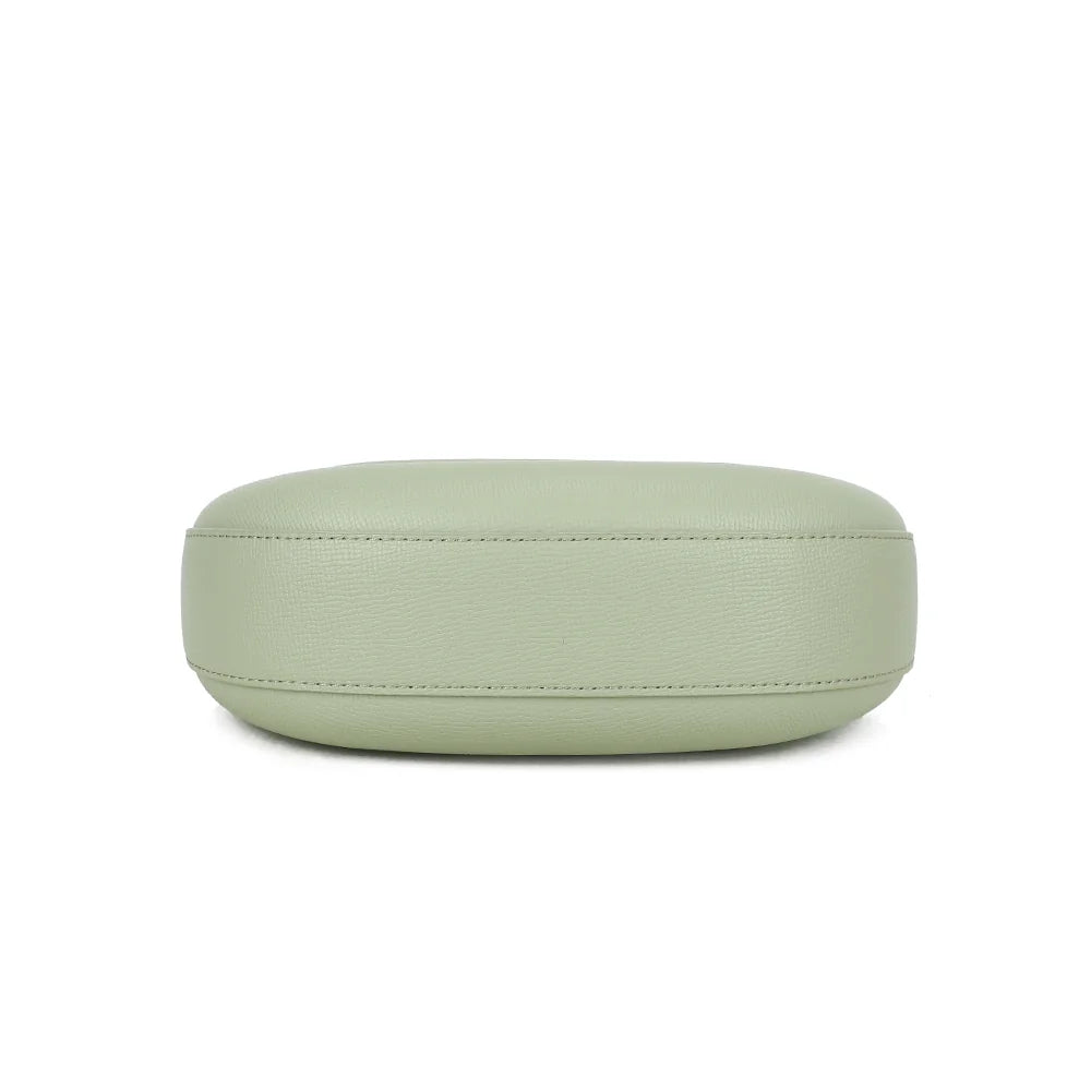 Dessous du Dolce Luna vert clair, base structurée qui garde la forme demi-lune du sac – réf. HS-43001