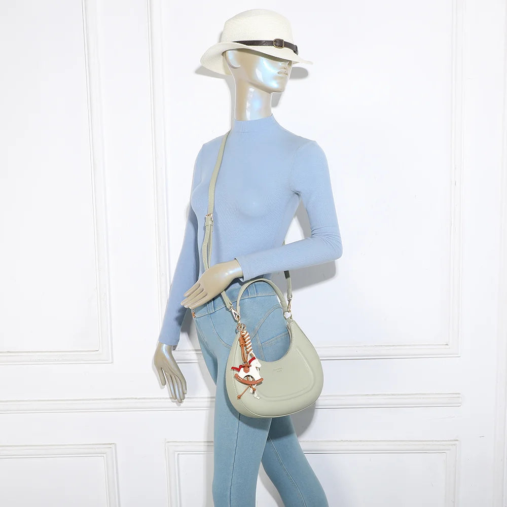 Sac Dolce Luna vert clair porté par une femme, à l’épaule par sa poignée courte – réf. HS-43001