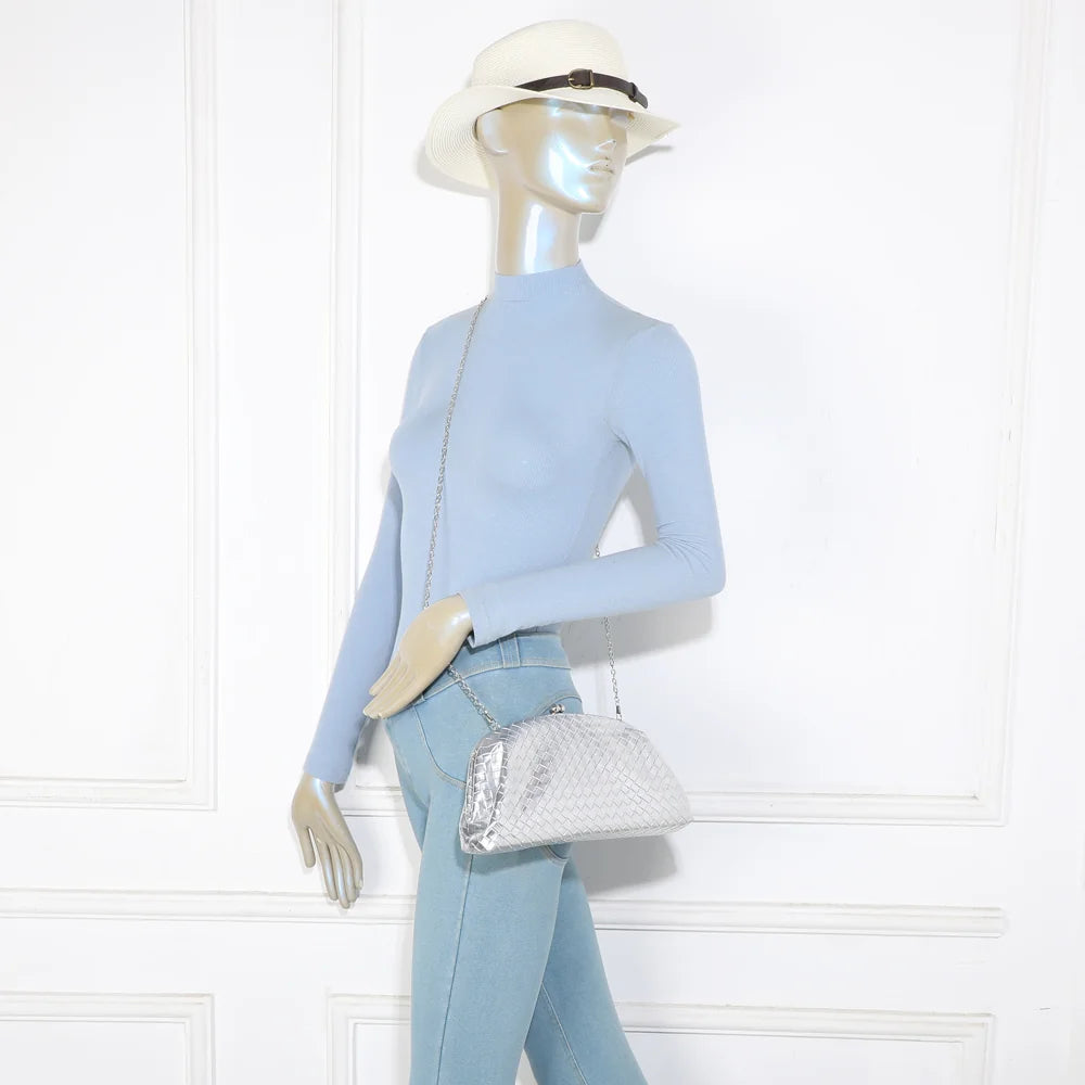 Pochette Doria argent portée par une femme, en bandoulière grâce à sa chaîne fine amovible – réf. LH-71005
