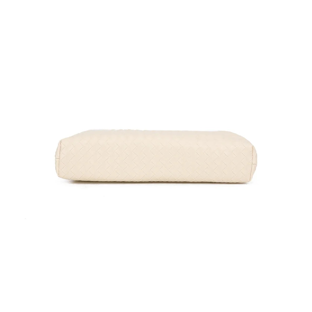 Dessous de la pochette Doria beige : base arrondie et souple au motif tressé – réf. LH-71005