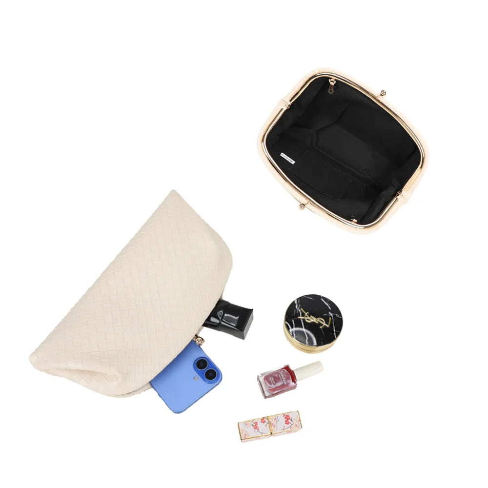 Intérieur de la pochette Doria beige : compartiment principal et petite poche plaquée pour les cartes – réf. LH-71005