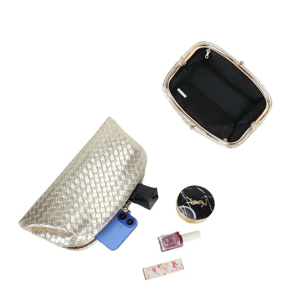 Intérieur de la pochette Doria or : compartiment principal et petite poche plaquée pour les cartes – réf. LH-71005