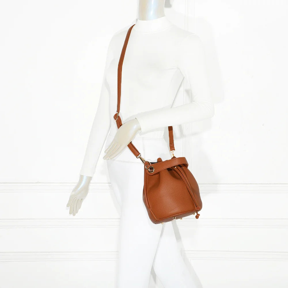 Sac seau femme Éclat de Rêve marron porté, à la main ou en bandoulière – réf. KJ-62050