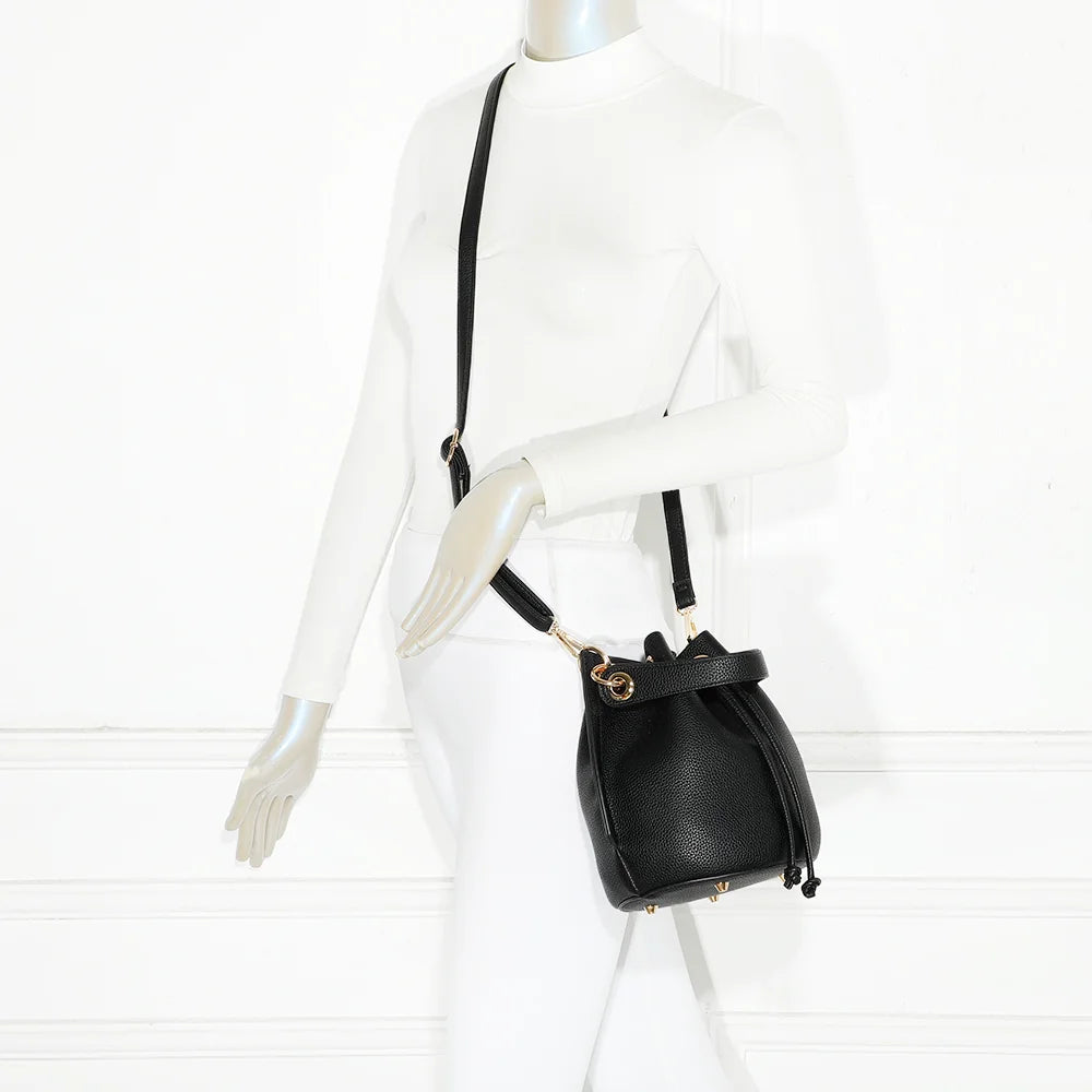 Sac seau femme Éclat de Rêve noir porté, à la main ou en bandoulière – réf. KJ-62050