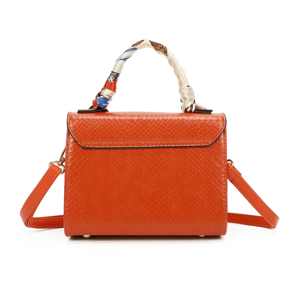 Dos de l’Éclat Moderne orange, simili cuir texturé effet serpent et anse habillée d’un foulard – réf. HY-5422