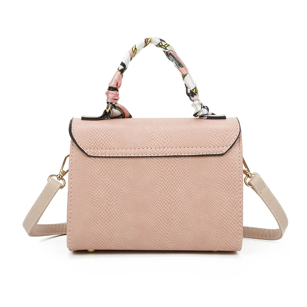 Dos de l’Éclat Moderne rose, simili cuir texturé effet serpent et anse habillée d’un foulard – réf. HY-5422