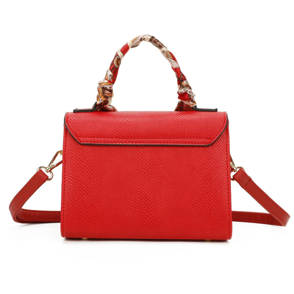 Dos de l’Éclat Moderne rouge, simili cuir texturé effet serpent et anse habillée d’un foulard – réf. HY-5422