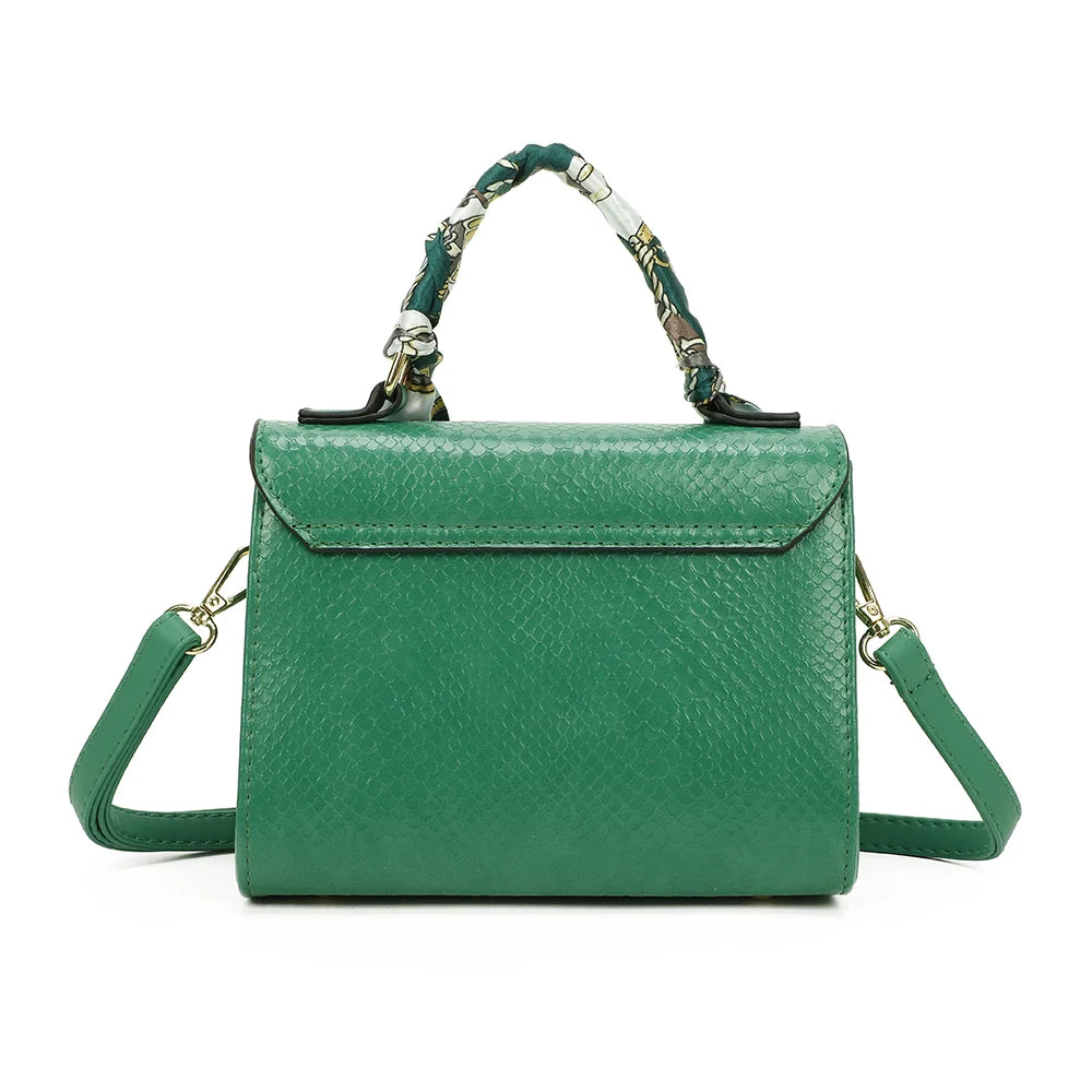 Dos de l’Éclat Moderne vert, simili cuir texturé effet serpent et anse habillée d’un foulard – réf. HY-5422