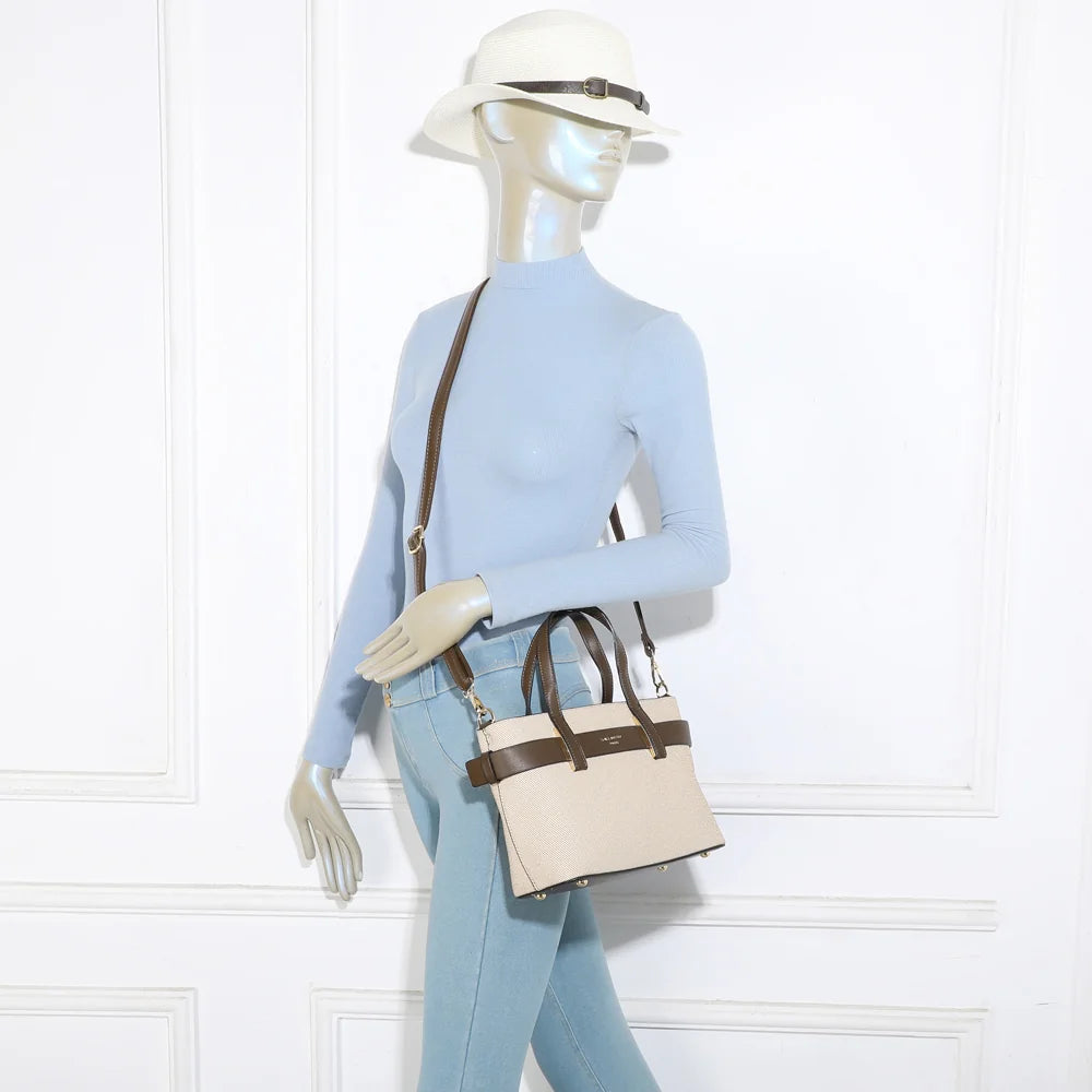 Sac Eden café porté par une femme, à la main ou en bandoulière grâce à sa sangle réglable – réf. DQ-8714-1