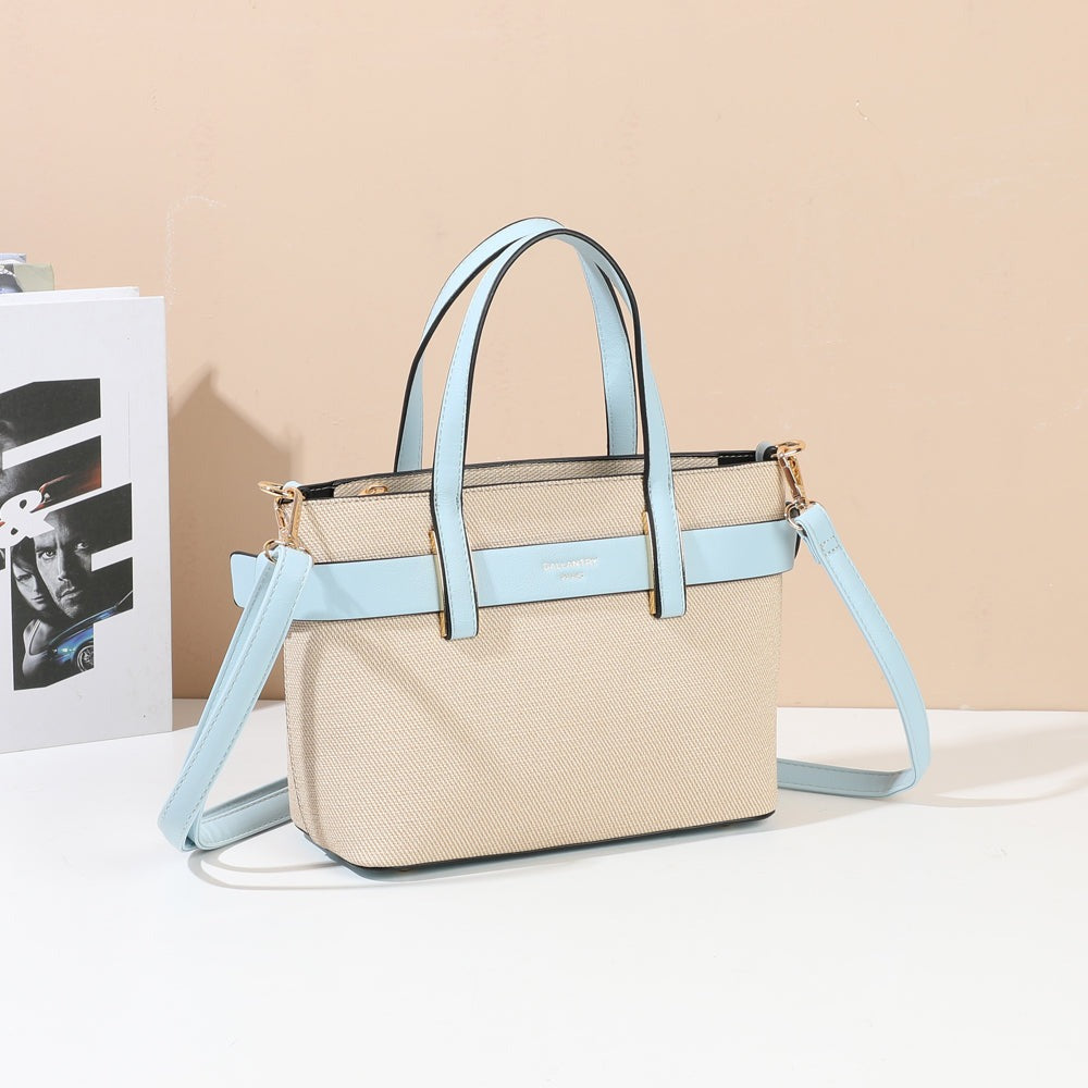 Sac à main Eden beige et bleu clair mis en scène dans un décor – visuel d’ambiance créé avec l’IA – Gallantry Paris