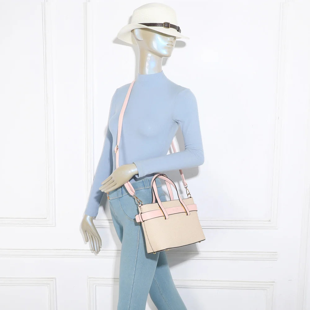 Sac Eden rose porté par une femme, à la main ou en bandoulière grâce à sa sangle réglable – réf. DQ-8714-1