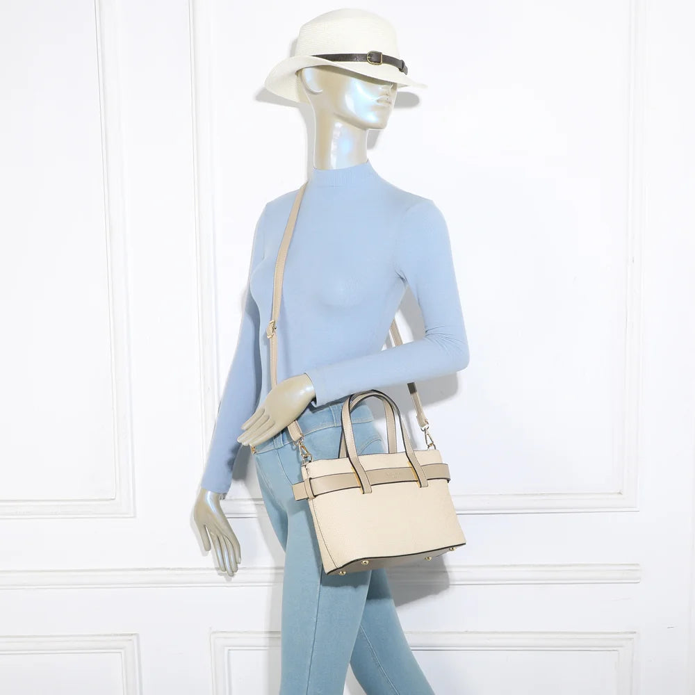 Sac Eden taupe porté par une femme, à la main ou en bandoulière grâce à sa sangle réglable – réf. DQ-8714-1