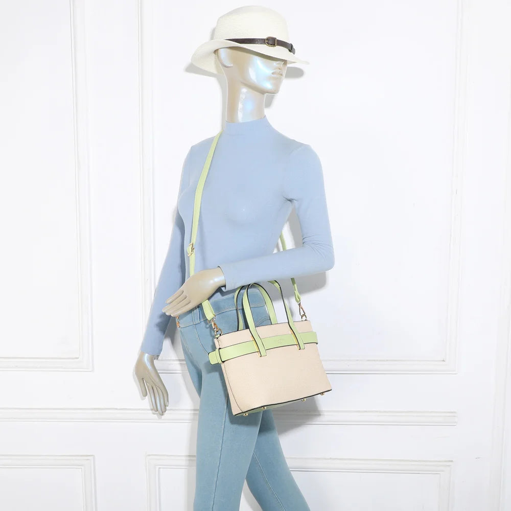 Sac Eden vert clair porté par une femme, à la main ou en bandoulière grâce à sa sangle réglable – réf. DQ-8714-1