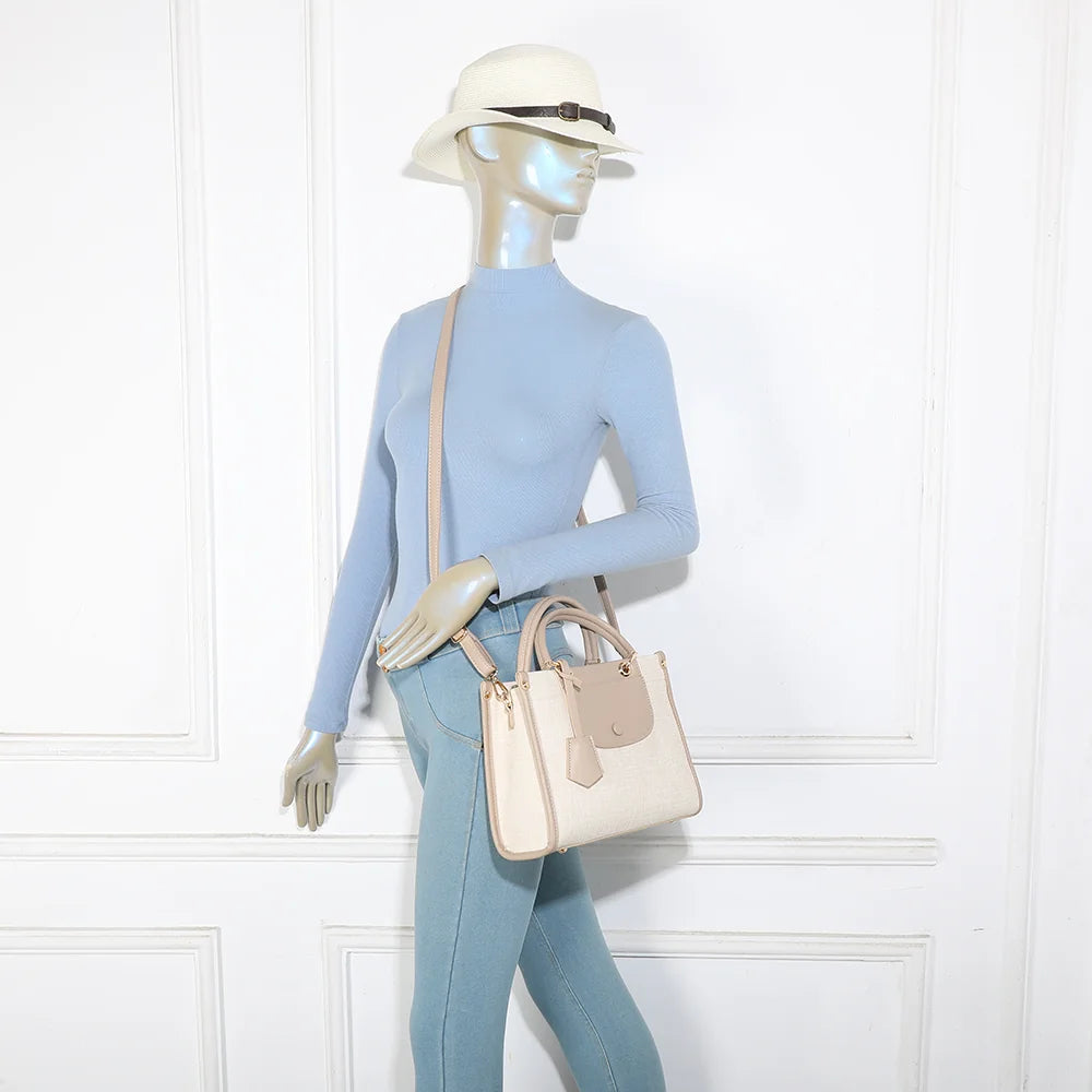 Sac Églantine beige/taupe porté par une femme, à la main ou avec sa bandoulière amovible – réf. R-2036