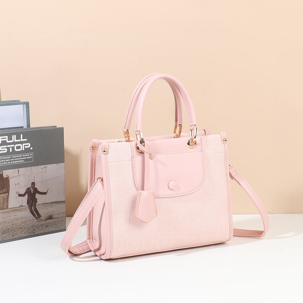 Sac à main Églantine rose posé dans un décor d’intérieur – visuel d’ambiance créé avec l’IA – Gallantry Paris