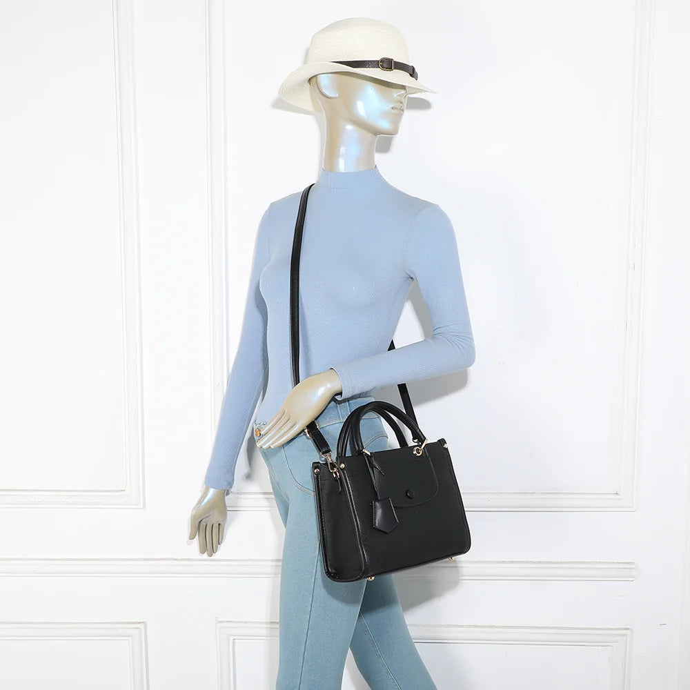 Sac Églantine noir porté par une femme, à la main ou avec sa bandoulière amovible – réf. R-2036