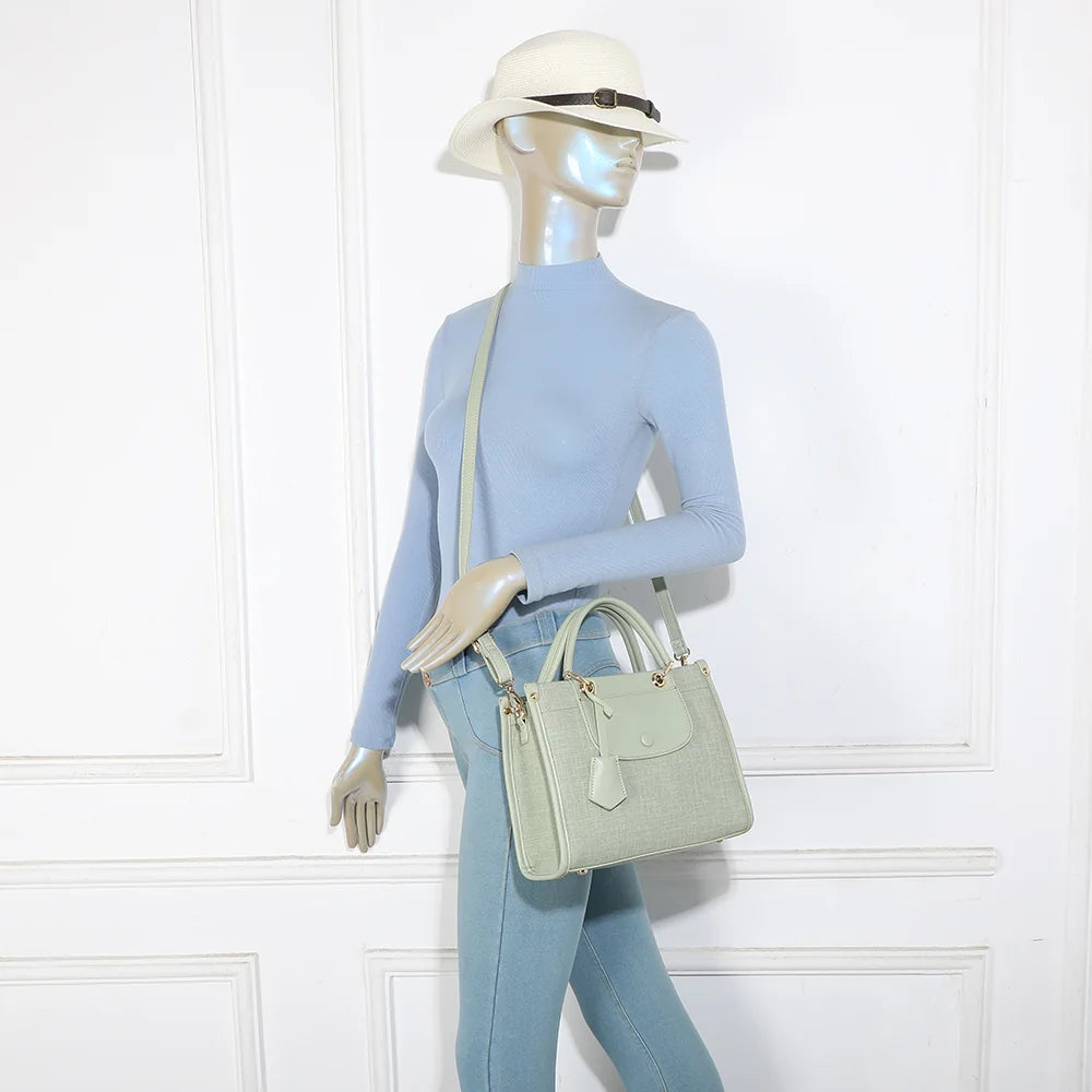 Sac Églantine vert clair porté par une femme, à la main ou avec sa bandoulière amovible – réf. R-2036