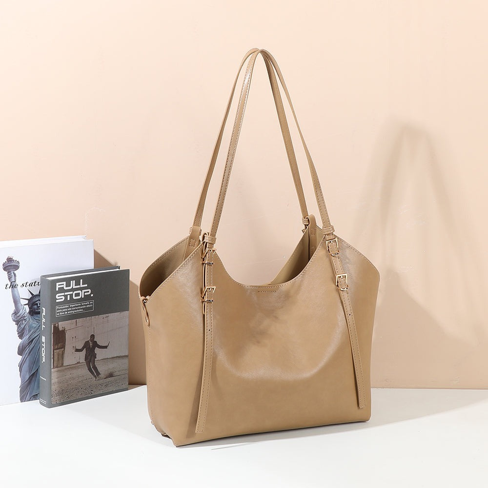 Sac cabas Élance khaki mis en scène dans un décor, boucles dorées sur la face – visuel d’ambiance créé avec l’IA – Gallantry Paris