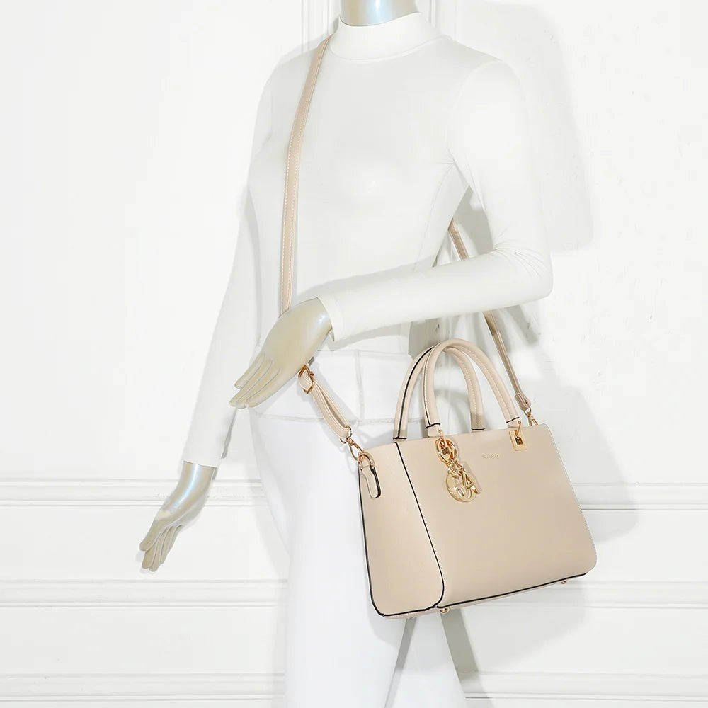 Sac à main femme Élancia beige porté à la main, bijou GA doré en façade, allure chic – réf. DQ-8696