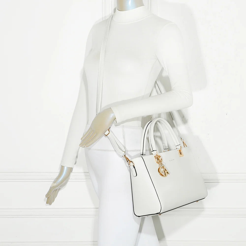 Sac à main femme Élancia blanc porté à la main, bijou GA doré en façade, allure chic – réf. DQ-8696