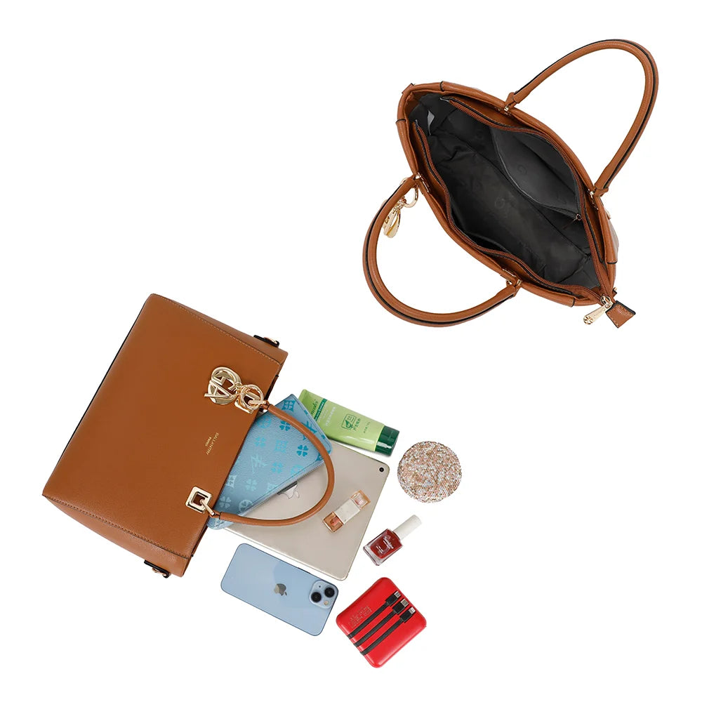 Intérieur du sac Élancia marron fermé par zip, assez spacieux pour téléphone, pochette et tablette – réf. DQ-8696