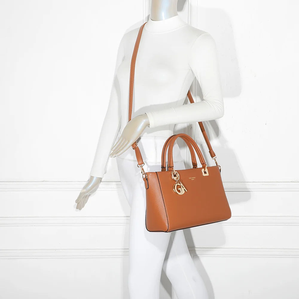 Sac à main femme Élancia marron porté à la main, bijou GA doré en façade, allure chic – réf. DQ-8696