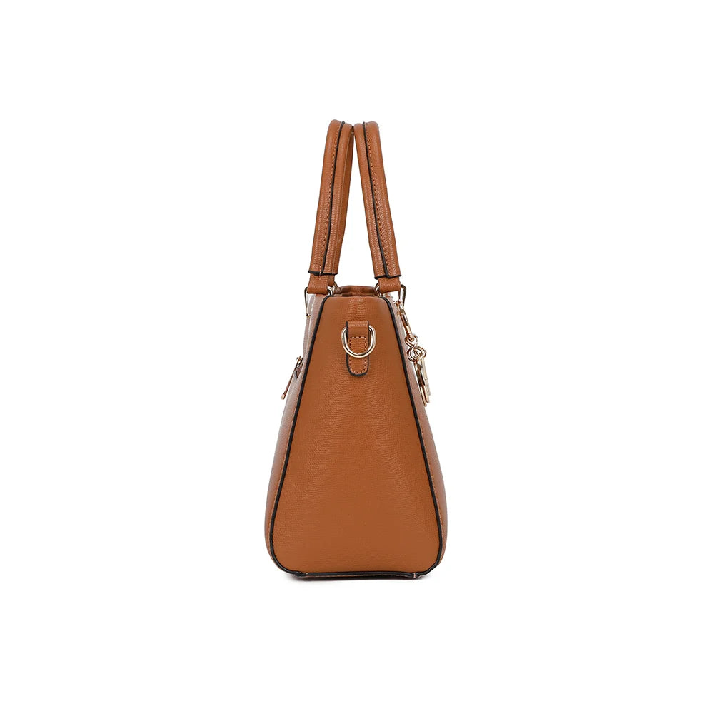 Profil du sac Élancia marron : 12 cm de profondeur et anneau doré pour fixer la bandoulière – réf. DQ-8696