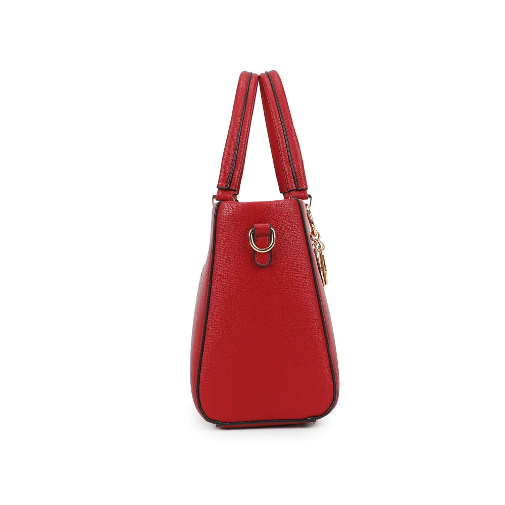 Profil du sac Élancia rouge foncé : 12 cm de profondeur et anneau doré pour fixer la bandoulière – réf. DQ-8696