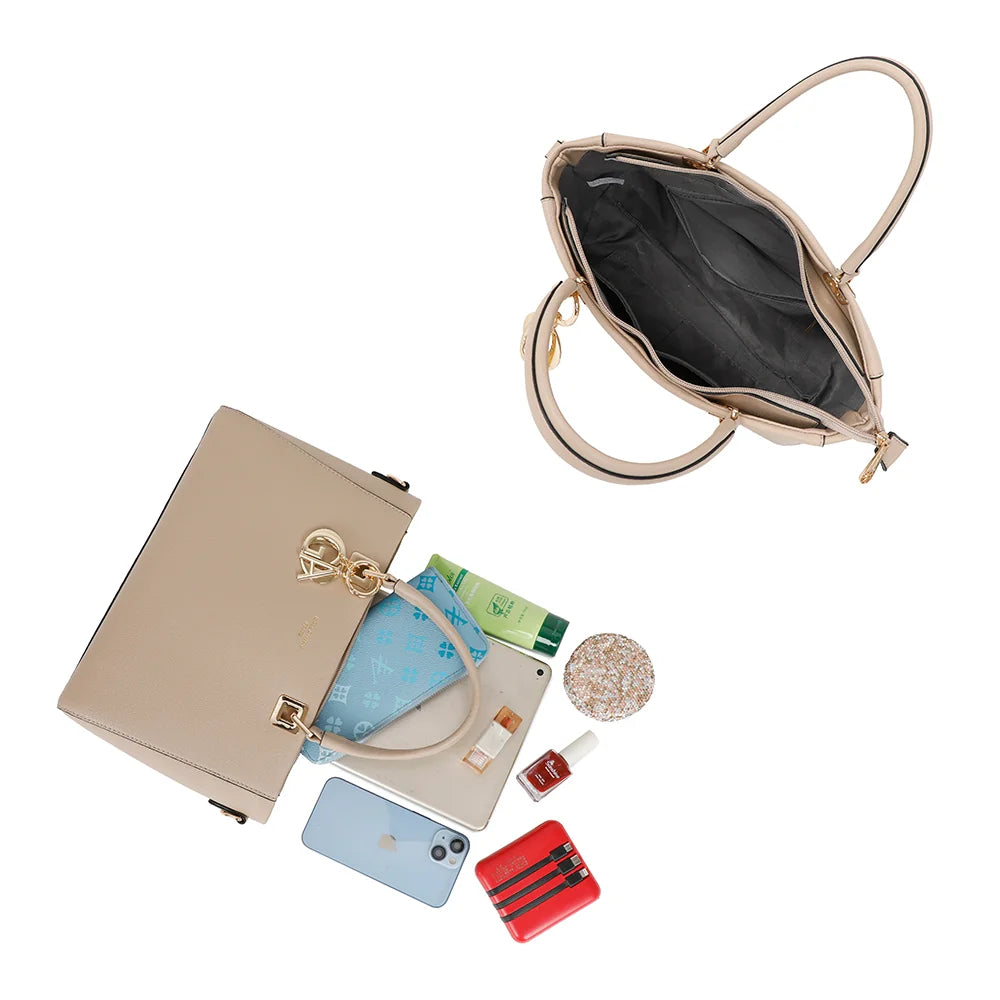 Intérieur du sac Élancia taupe fermé par zip, assez spacieux pour téléphone, pochette et tablette – réf. DQ-8696