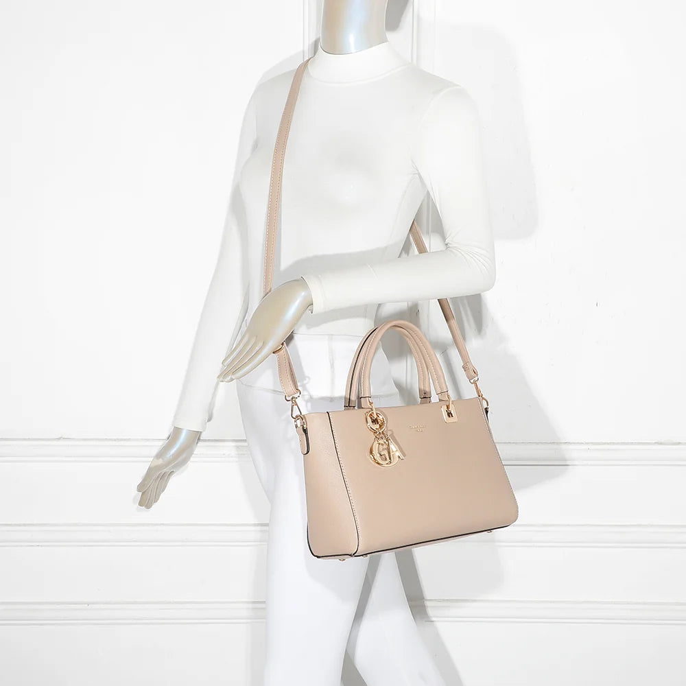 Sac à main femme Élancia taupe porté à la main, bijou GA doré en façade, allure chic – réf. DQ-8696